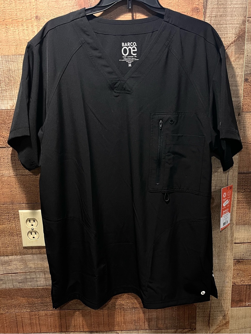 Barco One Men’s Black V-Neck Scrub Top with Zip Pocket size medium NWT